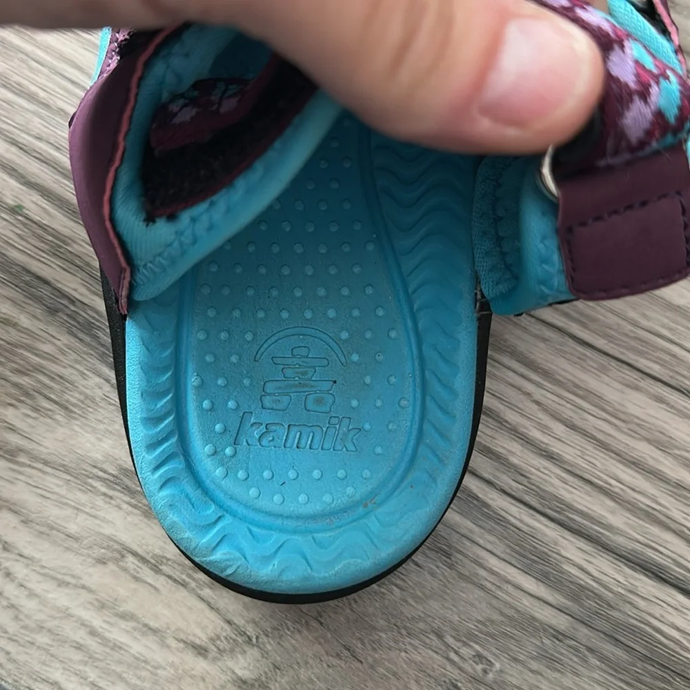 Kamik coral reef‎ Burgundy and Aqua Outdoor Sandals kids size 4